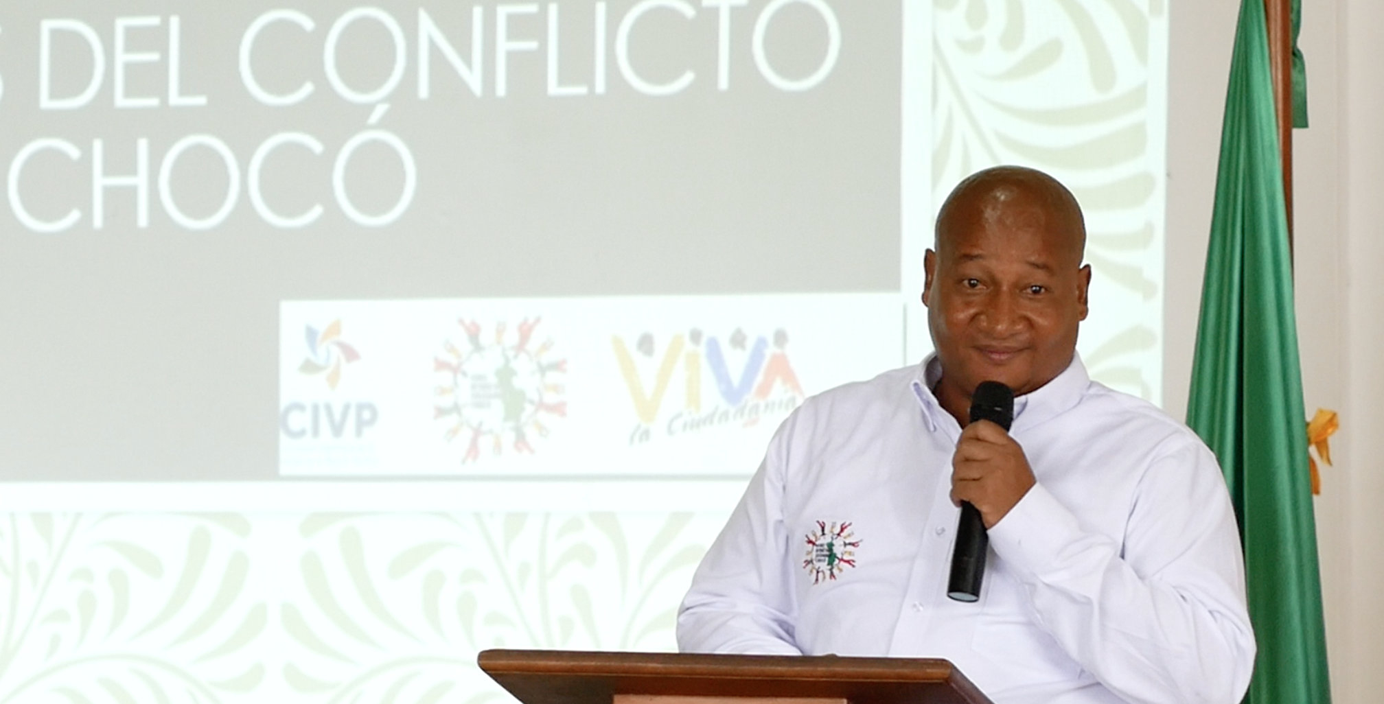 Rodrigo Rodríguez Padilla, asesor del Foro Interétnico Solidaridad Chocó, presentando los hallazgos del informe.