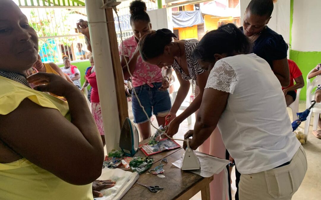 MUJERES RURALES DE LLORÓ SE CAPACITAN EN LA ELABORACIÓN DE PRODUCTOS AMIGABLES CON EL MEDIO AMBIENTE