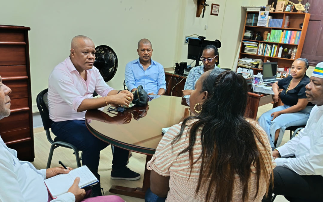 Reunión con el alcalde del Municipio de Litoral del San Juan, John Jairo Gutiérrez Pretel y el equipo de la Pastoral Social Diócesis de Quibdó, se realizó la socialización del proyecto protección integral y resiliencia comunitaria en contextos del conflicto y desastre en la cuenca del rio San Juan Chocó